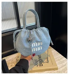 新作 韓国風 ハンドル付きサドルバッグ レディース おしゃれなチェーンショルダーバッグ 斜め掛けバッグ ファッショナブルなロゴ付き マルチスタイル 小型ハンドバッグ