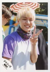 【中古】生写真(ジャニーズ) ジャニーズWEST/神山智洋/上半身・衣装紫白・ストール・左手ピース・体右向き・笑顔/『人生は素晴らしい』PV＆ジャケ写撮影/公式生写真