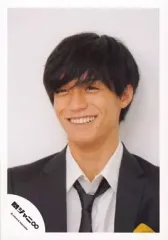 【中古】生写真(ジャニーズ) 関ジャニ∞/錦戸亮/バストアップ・衣装黒・インナー白シャツ・ネクタイ・目線左・背景白/公式生写真