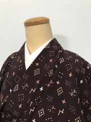 【中古】 Mサイズ 小紋 化繊 こげ茶地に絣模様 袷着物 洗える着物 