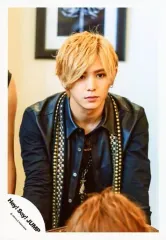 【中古】生写真(ジャニーズ) Hey! Say! JUMP/山田涼介/上半身・衣装黒・金・口閉じ・手前に頭/16夏 コンサートパンフ＆グッズ撮影/公式生写真