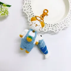 猫＆魚あみぐるみキーホルダー　黄色＆青　編みぐるみ　毛糸　小物　バッグチャーム　バッグアクセサリー　イエロー　ブルー　ハンドメイド　手作りもの　かぎ針編み　贈り物　プレゼント