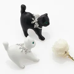 ブローチ ネコ ピンバッチ ピンブローチ ピンズ 猫 子猫 ねこ キャット リボン ホワイト ブラック ラインストーン 可愛い プレゼント ギフト メール便 送料無料 秋冬 大人気