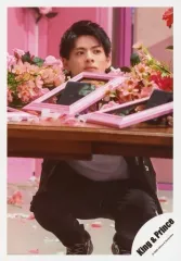 【中古】生写真(ジャニーズ) King ＆ Prince/平野紫耀/全身・しゃがみ・衣装黒.白・テーブル・花・目線右/アルバム「L＆」MV＆ジャケ写オフショット/公式生写真