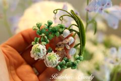 四つ葉のクローバーを見つけたうさぎ　つまみ細工　ハンドメイド　ブローチ