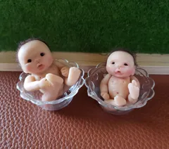 樹脂粘土ベビー ミニチュア 赤ちゃん ポンポン付き帽子の男の子