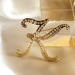 ブローチ　イニシャル　K　フェイクパール　ゴールド　結婚式　卒業式　入学式