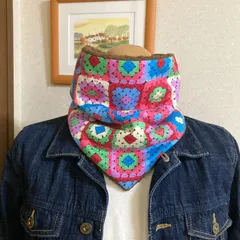 三角形のネックウォーマー（手編みモチーフプリント柄起毛生地ビビット＆シープボア）内ボア4色から選択