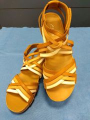 M9  clarksクラークスサンダル　23~23.5cm　コルクソール　☆足元おしゃれな夏サンダル☆　白ベージュブラウン　革製
