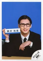 【中古】生写真(ジャニーズ) ジャニーズWEST/藤井流星/バストアップ・座り・衣装黒・白・スーツ・眼鏡・右手ネームプレート・背景青/「ジャニーズWEST LIVE TOUR 2019 WESTV!」グッズオフショット/公式生写真