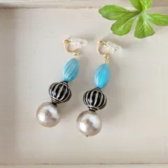 アクリル＆コットンパールのイヤリング（ターコイズブルー×ブラック＆ゴールド）