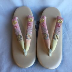 «花ラブリ»LZ815PI　新品　レディース　女性用　草履　ぞうり　フリーサイズ　グラデーションピンク　イエロー　黄色　花柄刺繍　ししゅう　鞠　まり　さくら　和装　和服　和柄　和風　PVC ウレタン　ポリエステル　ウレタンソール