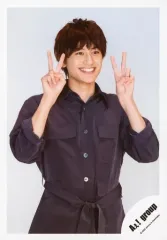 【中古】生写真(ジャニーズ) Aぇ! group/小島健/上半身・衣装グレー・両手ピース・右向き・笑顔/「僕らAぇ! groupがbrakeしそうですねん?!」グッズオフショット/公式生写真