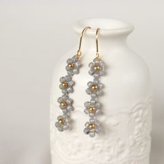 ハンドメイドピアス　グレーフラワー4連　A-040