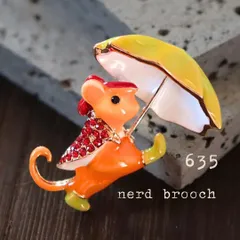 傘をさすネズミのブローチ　かわいい 動物 カジュアル ユニーク 生き物 アニマル コサージュ 新品未使用 NerD