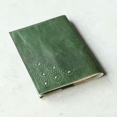 本革 ブックカバー 文庫本サイズ　飾り穴がお洒落【モスグリーンレザー】【送料無料】グリーン　深緑