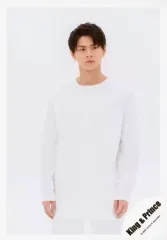 【中古】生写真(ジャニーズ) King ＆ Prince/平野紫耀/膝上・衣装白・両手下・目線右・背景白/「King ＆ Prince CONCERT TOUR 2020 ～L＆～」グッズオフショット/公式生写真