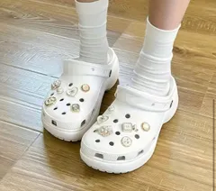 即日発送😍韓国🇰🇷人気♡12個入りのキラキラ花、ハート、ラインストーン、パール、香水チャーム、クロックス用、ジビッツ靴アクセサリー