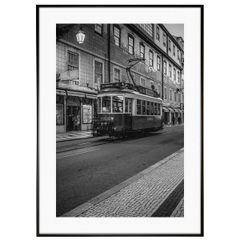 ポルトガル写真 リスボンの街を走るトラム インテリア モノクロアートポスター額装 AS1570