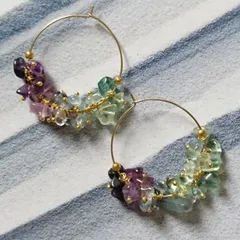 フローライトのグラデーションフープピアス