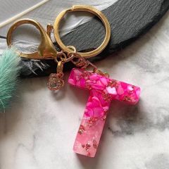 pink shellパートローズクォーツ　レジンイニシャルキーホルダー　T