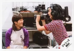 【中古】生写真(ジャニーズ) ジャニーズWEST/重岡大毅・□田崇裕/横型・上半身・衣装赤・白紫・重岡両手カメラ/アルバム「WESTV!」MV＆ジャケ写オフショット/公式生写真