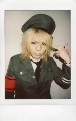 【中古】生写真(男性) FEST VAINQUEUR/GAKU/上半身・衣装カーキ・腕章赤・帽子・ネクタイ黒・左手中指頭・体左向き・背景白/生チェキ