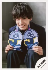 【中古】生写真(ジャニーズ) Aぇ! group/佐野晶哉/膝上・座り・衣装黒・両手ロゴ持ち・階段/Johnnys’ ISLAND STORE グッズオフショット’20夏/公式生写真