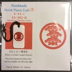 【ハンドメイド】赤い家紋「丸に右三階松」チャーム•ストラップ