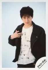 【中古】生写真(ジャニーズ) Aぇ! group/小島健/上半身・衣装白・黒・右手胸元・左手ポケット・口閉じ・左向き・背景白/JOHNNYS’ ISLAND STORE オフショット/公式生写真