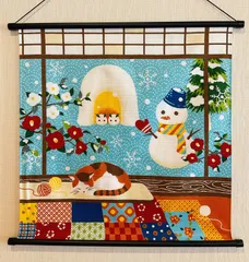 四季彩布タペストリー【猫とこたつと雪だるま】軸付きタペストリー 冬壁飾り 猫タペストリー 12月タペストリー 雪飾り 新品未使用品 日本製