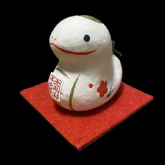 開運干支飾り 巳 福鈴入り張り子 白蛇 梅柄 手のひらサイズ｜Lucky Charm Zodiac Ornament Paper Snake Japanese Tradition Hariko｜행운의 부적 십이지 소품 종이 뱀 일본 전통 하리코