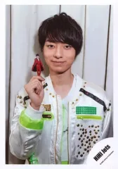 【中古】生写真(ジャニーズ) HiHi Jets/作間龍斗/バストアップ・衣装白.黄緑・右手物持ち・左手下・カメラ目線/Johnnys’ ISLAND STORE グッズオフショット’20夏/公式生写真