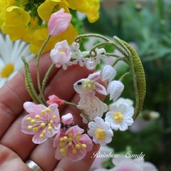 うさぎとすずらんのリースブローチ　　つまみ細工　　ハンドメイド