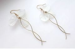 ゆらゆら揺れる シースルーホワイト 花びら ピアス