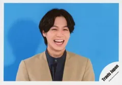 【中古】生写真(ジャニーズ) Travis Japan/松田元太/横型・バストアップ・衣装ベージュ.黒・笑顔・背景青/「Travis Japan LIVE TOUR 2020 ENTER 1234567」グッズオフショット/公式生写真