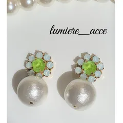 スワロフスキー　クリスタルライム×ビッグコットンパール　お花のピアス・イヤリング
