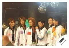 【中古】生写真(ジャニーズ) NEWS/集合(6人)/横型・上半身・衣装白・錦戸山下向き合う・錦戸左手グー・ミラーボール/公式生写真