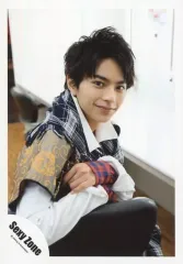 【中古】生写真(ジャニーズ) Sexy Zone/佐藤勝利/上半身・座り・衣装白・ベージュ・赤青・ストール黒白チェック柄・両手重ね・右肘椅子背もたれ・体右向き・振り向き/公式生写真