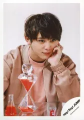 【中古】生写真(ジャニーズ) Hey! Say! JUMP/山田涼介/バストアップ・衣装ピンク・左手頬杖・体正面/17 夏 コンサートパンフ＆グッズ撮影オフショット/公式生写真