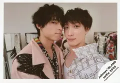 【中古】生写真(ジャニーズ) ジャニーズJr./松村北斗・渡辺翔太/横型・バストアップ・衣装白・黒・ピンクベージュ・内向き・口閉じ/Johnnys’ ISLAND セルフィー 2020/公式生写真