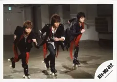 【中古】生写真(ジャニーズ) Kis-My-Ft2/玉森裕太・藤ヶ谷太輔・北山宏光/横型・全身・衣装黒・赤・ローラースケート/公式生写真