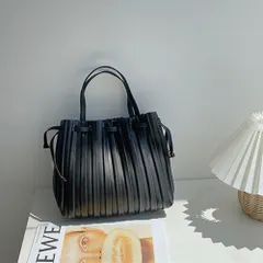☆ ブラック ☆ ショルダーバッグ ショルダーバッグ 巾着 プリーツ レディース 巾着バッグ 巾着バック ショルダーバック ショルダー 肩掛け 斜めかけ 斜めかけバッグ 巾着型 2WAY かわいい 可愛い カジュアル 使いやすい オフィス 通勤 上品 仕事