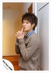 【中古】生写真(ジャニーズ) Hey! Say! JUMP/岡本圭人/上半身・衣装茶・シャツ青白チェック柄・蝶ネクタイ黄・両手組み・人差し指立て・口すぼめ・体左向き/「キミアトラクション」PV＆ジャケ写撮影オフショット/公式生写真