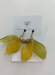 17　レジン製イヤリング　イエロー×グリーン　ハンドメイド