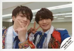 【中古】生写真(ジャニーズ) 美 少年/岩崎大昇・浮所飛貴/横型・バストアップ・衣装青・白・赤・右手ピース・浮所笑顔/Johnnys’ ISLAND セルフィー 2020/公式生写真