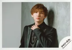 【中古】生写真(ジャニーズ) SixTONES/京本大我/横型・バストアップ・衣装黒・左手首元・目線左上・口閉じ・背景グレー/「少年たち To be!」グッズオフショット/公式生写真