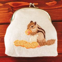刺繍がま口ポーチ　落花生をほおばるシマリス