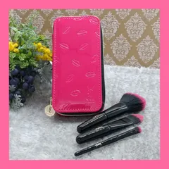 《 YVES SAINT LAURENT BEAUTE 》　★美品★　イヴサンローラン　イヴサンローランボーテ　メイクブラシセット　3点セット　収納ケース　ポーチ　メイクブラシ　メイク筆　ピンク　エナメル　送料無料・匿名配送・最短即日発送いたします！　326