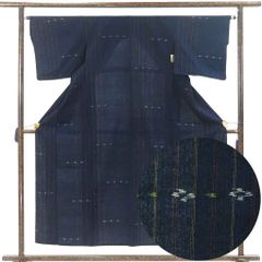 紬 身丈155cm 裄65cm 前幅23.5cm 後幅29cm 袖丈45cm 袖幅34.5cm レディース 単衣 縞 裄Mサイズ 初夏・初秋用 正絹（シルク）ネイビー 未使用品 リメイク リユース リサイクル【呉服のきくや】